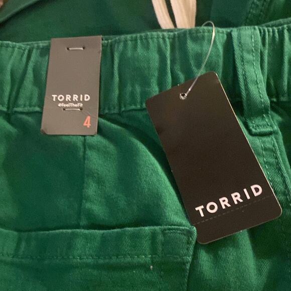 Torrid 3.5 Inch Pull-On Weekend Stretch Twill Short - Picture 8 of 9